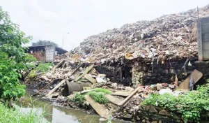 Tembok Pasar Induk Kramat Jati Roboh Akibat Gunungan Sampah