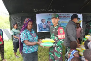 TNI dan Bulog Hadirkan Program Beras Murah di Puncak Jaya