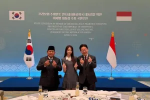 Di Korsel, Presiden Prabowo Foto Bareng Carmen H2H, Kompak Berpose Finger Heart