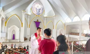 Indahnya Toleransi di Kendari, Gereja Katolik Bagikan Paket Paskah untuk Umat Muslim, Ini Pesan Haru Pastor Stephanus