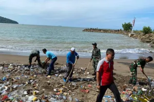 Pantai Kotor Usai Lebaran, OPD Pasaman Barat Langsung Bergerak Bersih-Bersih