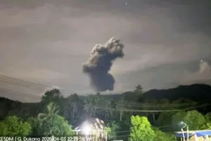 Gunung Dukono Maluku Utara masih semburkan abu vulkanik