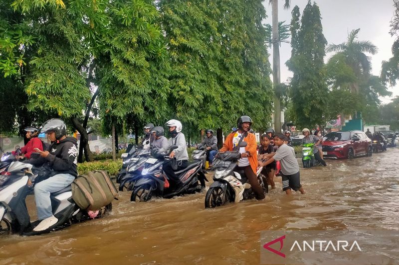 Warga Kerja Bakti Beramai-ramai Bersihkan Kali Pesanggrahan