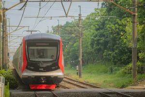 Wanita Tewas Tersambar Kereta Commuter Saat Menyeberang di Rel Cikoko Pancoran