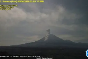 Gunung Semeru Kembali Erupsi, Disertai Letusan Awan Panas Sejauh 3,5 Km