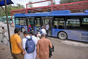 Harga Bensin Sentuh 458 Rupee, Pakistan Gratiskan Transportasi Umum