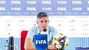 John Herdman Main Bola dengan Warga di Lombok usai FIFA Series 2026