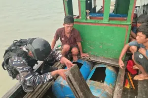 Mencurigakan, KRI Beladau-643 Amankan Kapal Kargo Diduga Curi Minyak CPO di Selat Rupat, Riau