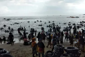 Pantai Carita Lagi Ramai Banget, Wisatawan Lokal Tumpah Ruah