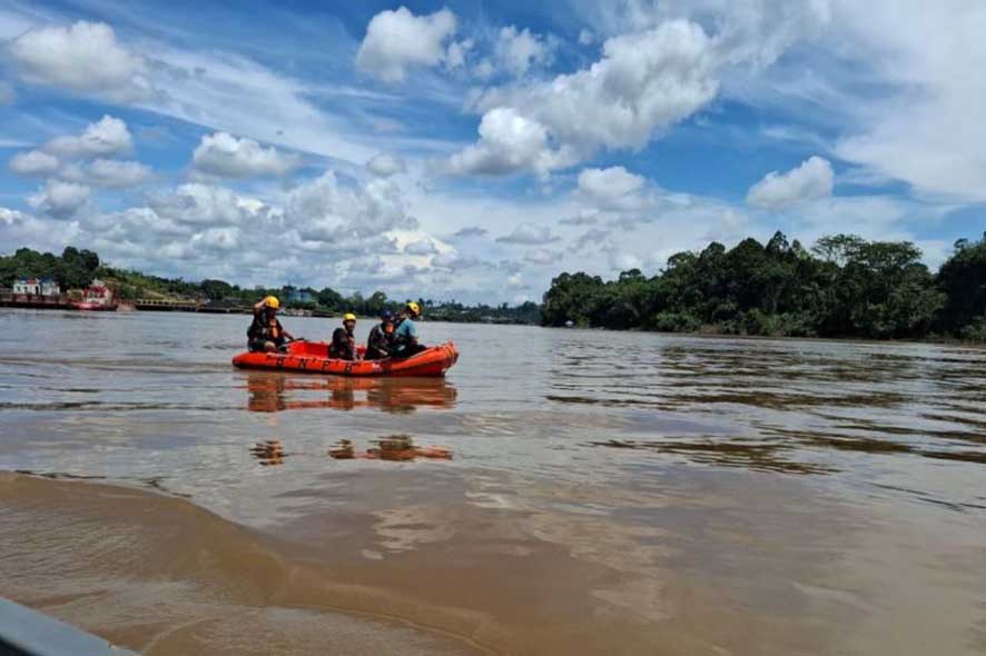 Tim SAR Melakukan Pencarian Satu Anggota Polri dan ABK yang Hilang di Sungai Barito