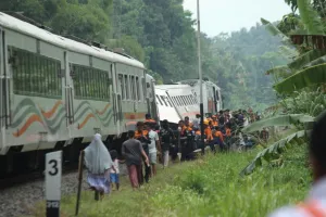 KA Bangunkarta Anjlok di Stasiun Bumiayu, Jalur Rel Lumpuh Total