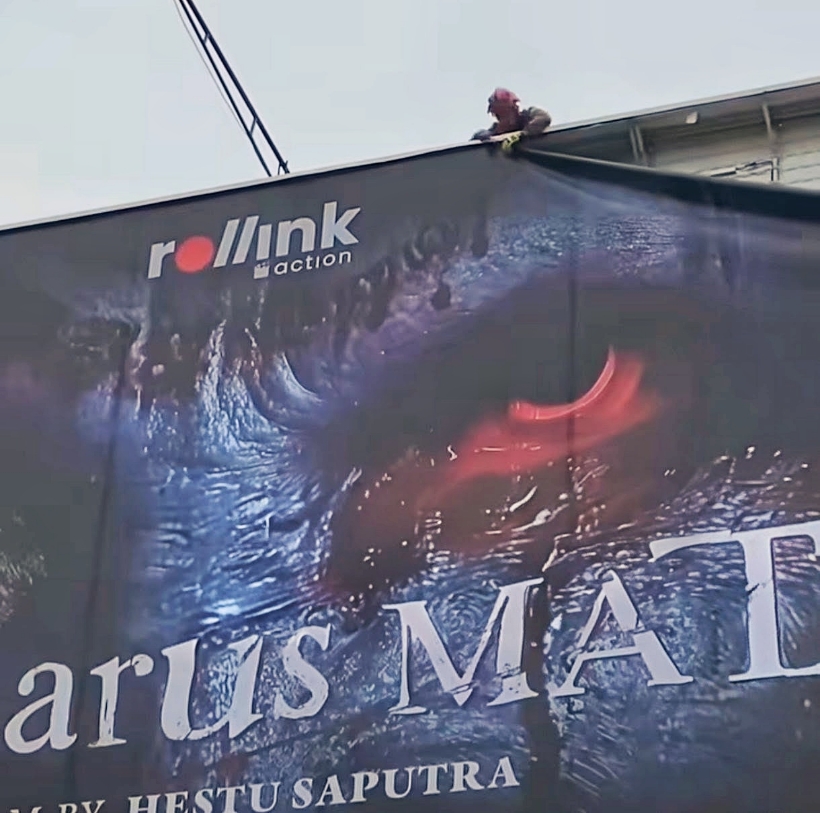 Warga Terganggu, Pemkot Malang Turunkan Billboard Promosi Film Horor di Jembatan Kayutangan