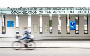 OPEC+8 Sepakat Naikkan Produksi Minyak pada Mei