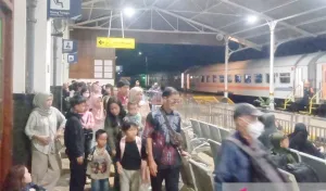 Rel Terendam Banjir, KA Siliwangi Lumpuh Total di Cianjur, Penumpang Tertahan Hingga Malam