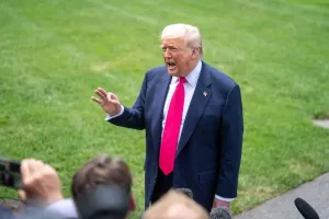 Trump Memperpanjang Batas Waktu untuk Iran Agar Membuka Selat Hormuz Hingga Hari Selasa