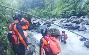 Wisatawan yang Hanyut di Air Terjun Lombok Barat Masih Dicari
