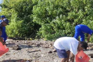 Aksi Bersih Pantai, Polairud Polda Maluku Angkut 15 Kg Sampah Plastik di Pesisir Soahuku