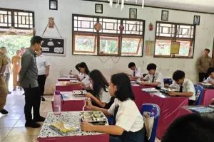 Wapres Gibran Cek Program Makan Bergizi Gratis di Minahasa, Dorong Perbaikan Sekolah