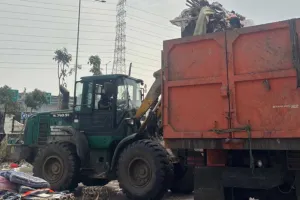 Delapan Truk Dikerahkan untuk Mengangkut Sampah di TPS Waduk Cincin Tanjung Priok