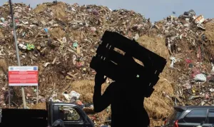 Gunungan Sampah Masih Hiasi Pasar Kramat Jati 