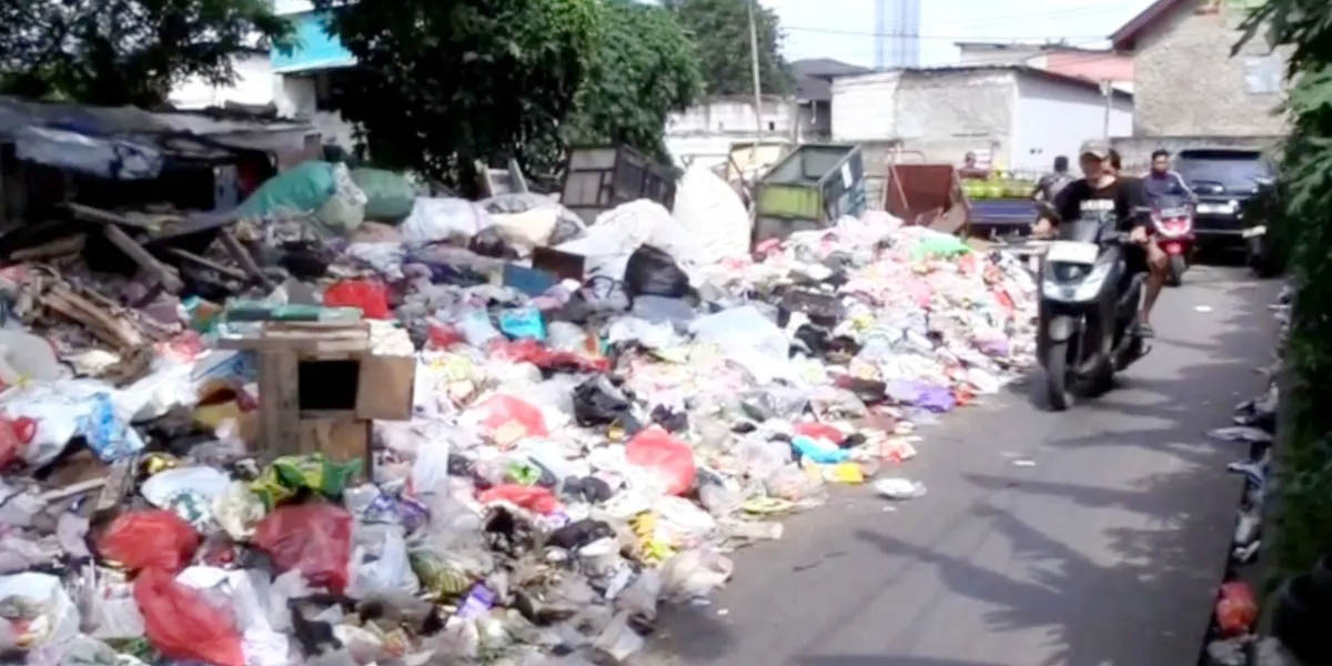 Jalan Rusunawa Cakung Barat Menyempit Karena Tumpukan Sampah, Diduga Tak Ada Truk yang Angkut 