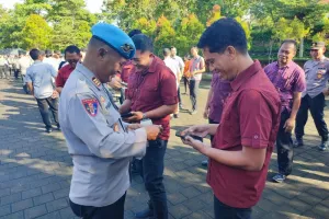 Pastikan Tak Terlibat Judol, Propam Polres Jembrana Periksa Ponsel Anggota Polisi