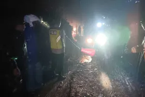 Penanganan Tanah Longsor yang Menutup Jalur Selatan Garut