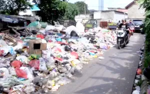 Satu Bulan Terabaikan, Sampah Menggunung di Rusunawa Cakung Barat Tutup Akses Jalan Warga