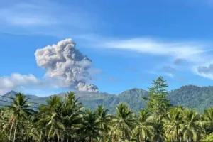 Gunung Dukono Lontarkan Abu Vulkanik Setinggi hingga 1.100 Meter
