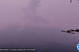 Gunung Semeru Kembali Erupsi Luncurkan Awan Panas Sejauh 2.500 Meter