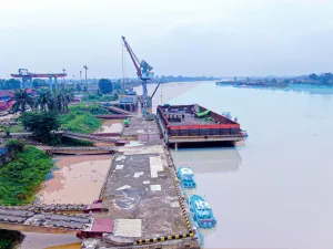 Melalui Pelabuhan Talang Duku, PTP Nonpetikemas Cabang Jambi Perkuat Distribusi Semen