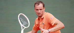 Zverev Bangkit Dramatis, Medvedev Dipermalukan