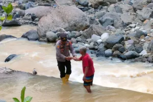 Akibat Cuaca Ekstrem, Jembatan Ciwarunga Terputus sehingga Ganggu Aktivitas Warga 