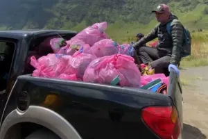 Mengajak Wisatawan di Bromo untuk Menerapkan Gerakan 'Bawa Turun Sampahmu'