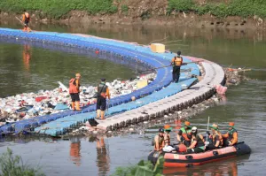Normalisasi Sungai: 6 Alat Berat Dikerahkan Keruk Lumpur Kanal Banjir Barat Manggarai-Roxy
