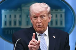 Trump Peringatkan Eskalasi Perang Besar jika Negosiasi Perdamaian Iran Gagal