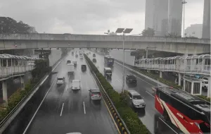 Cuaca Jakarta Sabtu Ini: Hujan Pagi-Siang, Sore Berawan hingga Malam