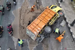 Truk bermuatan pasir dua ton terguling di Tebet akibat sopir mengantuk