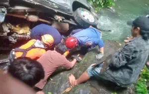 Basarnas Evakuasi Dua Korban Meninggal Usai Mobil Jatuh ke Jurang