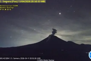 Gunung Semeru Erupsi dan Luncurkan Awan Panas