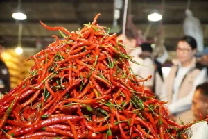 Harga Daging Ayam Rp41.500/Kg, Cabai Rawit Rp83.100/Kg pada Minggu Pagi