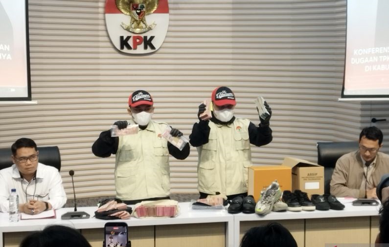 Bupati Tulungangung Hanya Mengeluarkan Dua Kata Saat Jadi Tersangka Bersama Ajudan