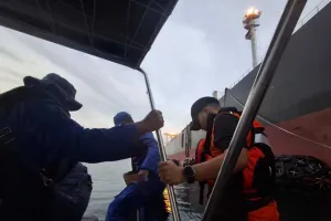 Penyelamatan Dua Nelayan Kepri yang Hanyut Hingga ke Perairan Malaysia