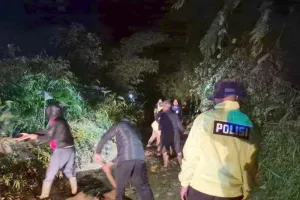 Petugas Gabungan Tangani Empat Titik Longsor yang Menutup Jalan di Garut
