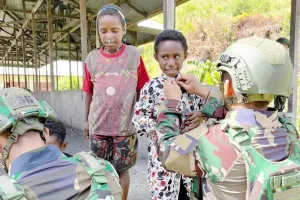 TNI Masuk Kampung di Puncak Jaya, Warga Malah Sambut dengan Haru, Ada Apa?
