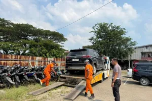 Viral di Medsos, Polres Karawang Berhasil Amankan Mobil Penabrak Motor 