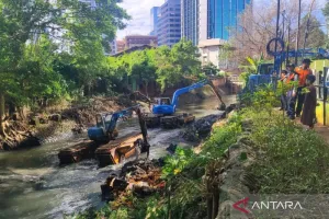 Antisipasi Banjir, Pemkot Jaksel Targetkan Keruk 6.842 Meter Kubik Lumpur Kali Krukut