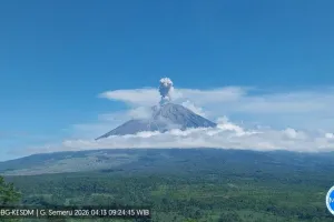 Gunung Semeru Kembali Erupsi dengan Tinggi Letusan Mencapai 1.000 Meter 