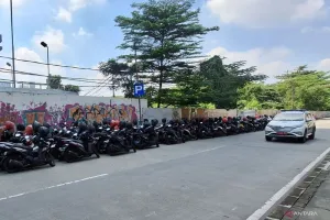 Parkiran Depo Depo MRT Lebak Bulus Makan Badan Jalan, Warga: Ini Transportasi Modern atau Sumber Macet Baru?