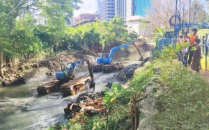 Pemkot Jaksel Targetkan Keruk 6.842 Meter Kubik Lumpur Kali Krukut